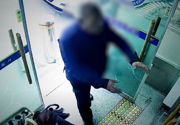 보이스피싱 전화를 받고 충남에서 서울까지 딸을 위해 달려온 노인의 이야기가 전해졌다. 사진은 지난달 26일 서울 용산경찰서 용중지구대를 찾은 노인 A씨. [사진=유튜브 '서울경찰' 캡처]