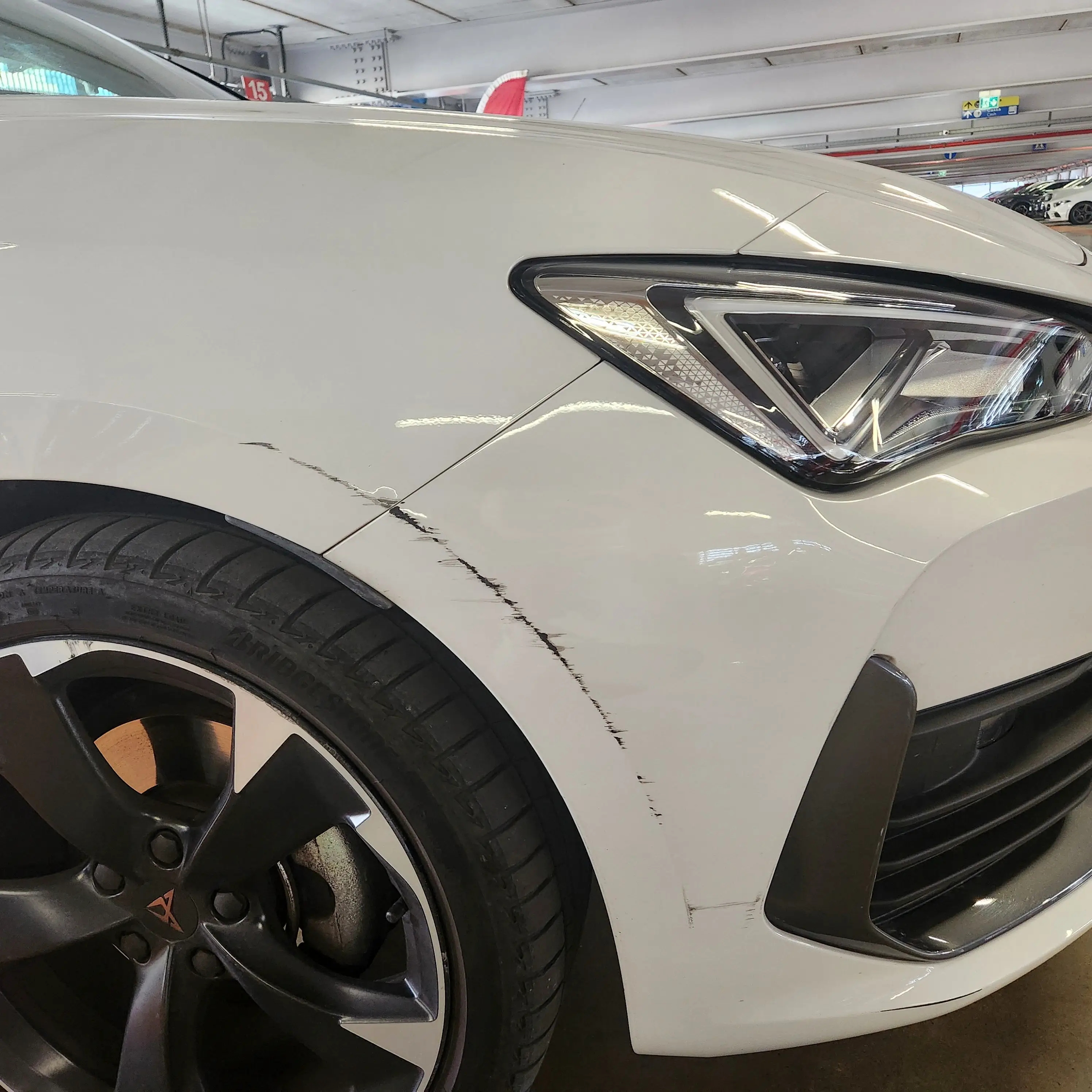 기스있는-자동차-옆모습