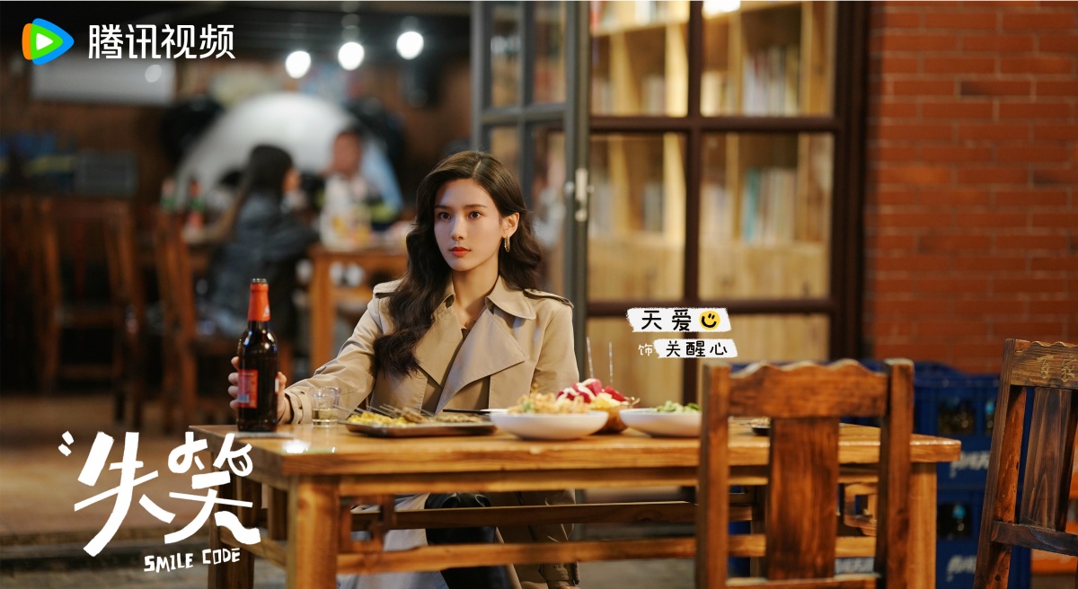 실소-식당에 앉아있는 젊은 여자