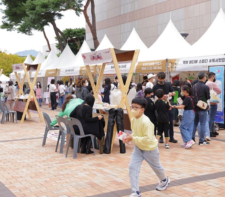 진해군항제&#44; 페스티벌 및 주차안내를 정리했습니다. 축제가 생각보다 매우 큰 행사이고 프로그램도 아주 많아요~ 지금 벚꽃이 필 무렵 진해군항제 행사를 하니 더욱 빛을 바랍니다. 주차장과 대중교통 셔틀버스까지 정리했으니 참고하시기 바랍니다.