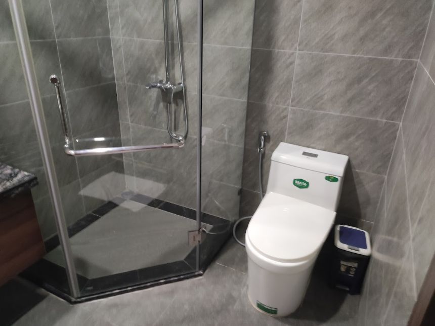 샤워부스와 변기가 분리된 젠 로터스 호텔의 깔끔한 욕실 구조