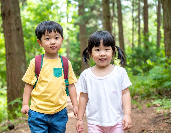 검마산자연휴양림에서 반려견과 산책하는 모습