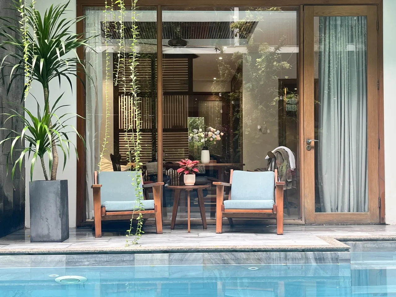 수영장과-이어지는-객실-앞에는-의자-두개-뒤에는-통창