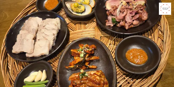 봉식당-소쿠리한상-보쌈,훈제오리,그린홍합