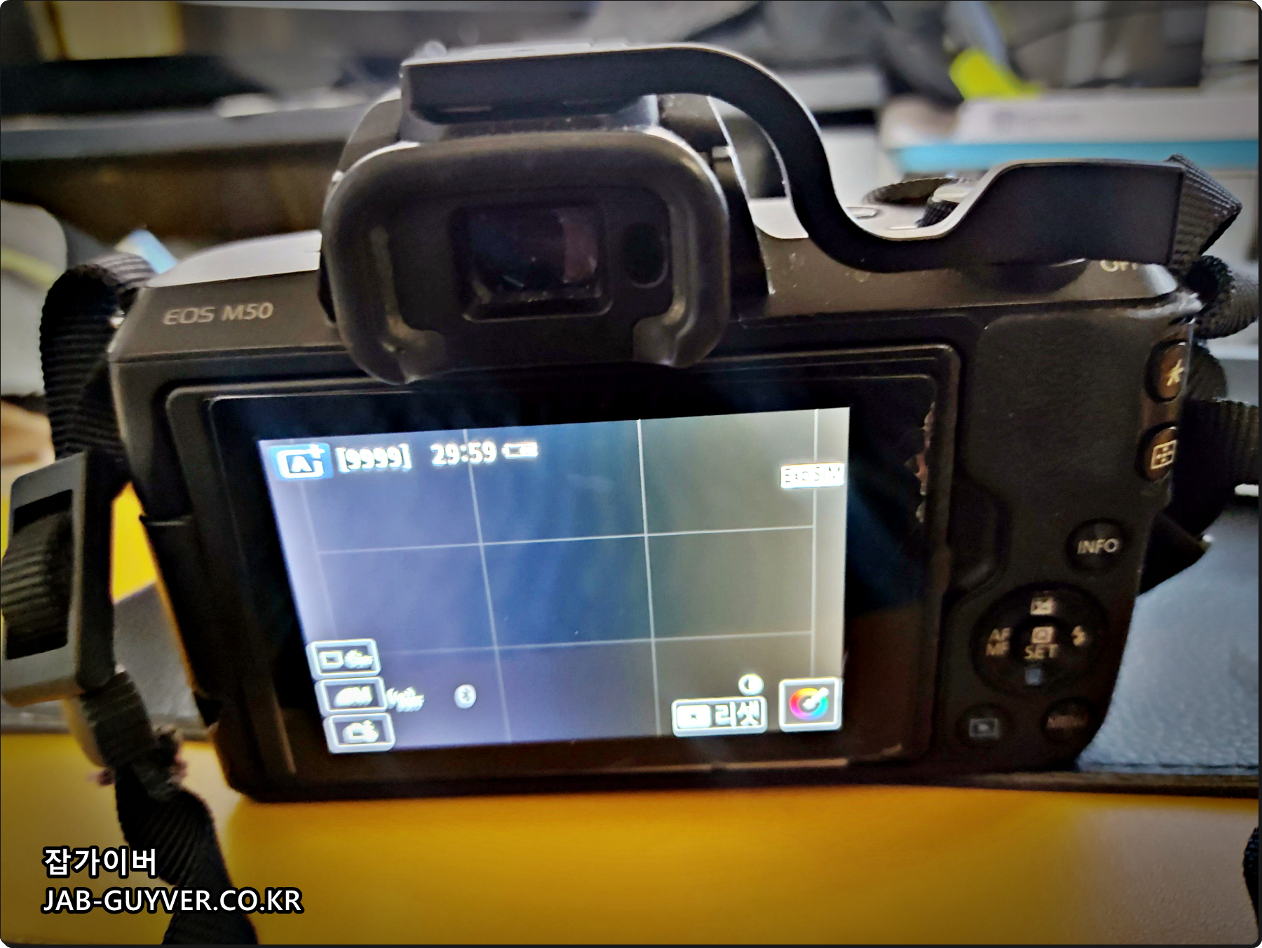 스마트폰 카메라 렌즈를 막고 어두운 사진을 촬영해 블랙화소를 확인하는 예시