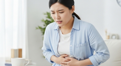 위염으로 고통스러워하는 모습