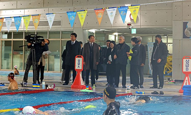 문체부 진주스포츠클럽 수영장 방문 사진