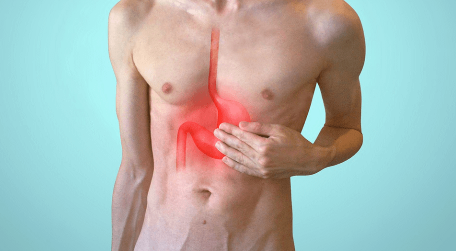 위산과다 증상으로 명치가 아픈 남자