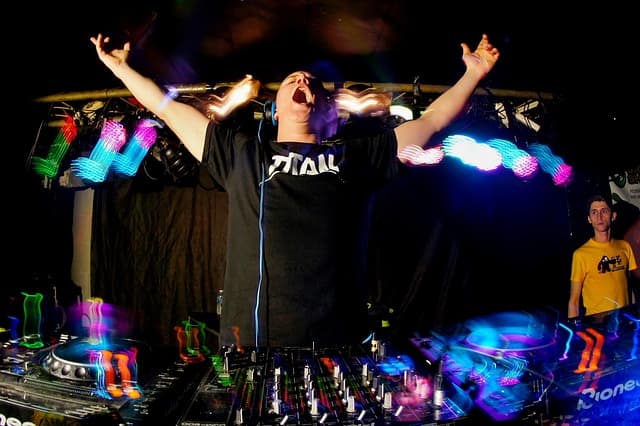 디제잉이란? DJ가 하는 일과 초보자를 위한 가이드