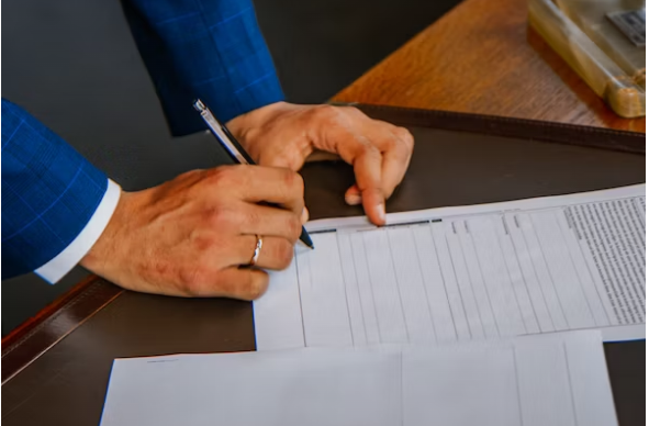 한-남자가-약관에-서명하고-있다