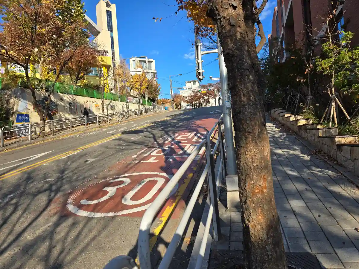 한신한진아파트로 가는 도보길. 매우 경사져있다.