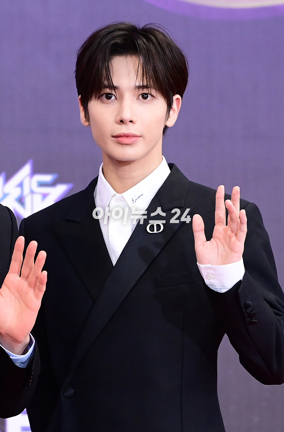 그룹 투모로우바이투게더가 15일 오후 서울 여의도 KBS홀에서 열린 '2023 뮤직뱅크 글로벌 페스티벌' 레드카펫 포토월 행사에 참석하고 있다. [사진=정소희 기자]