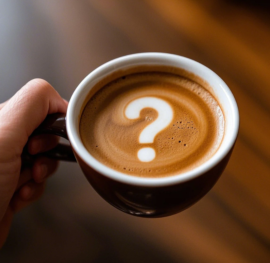 커피를 마셔도 될까 고민하는 모습