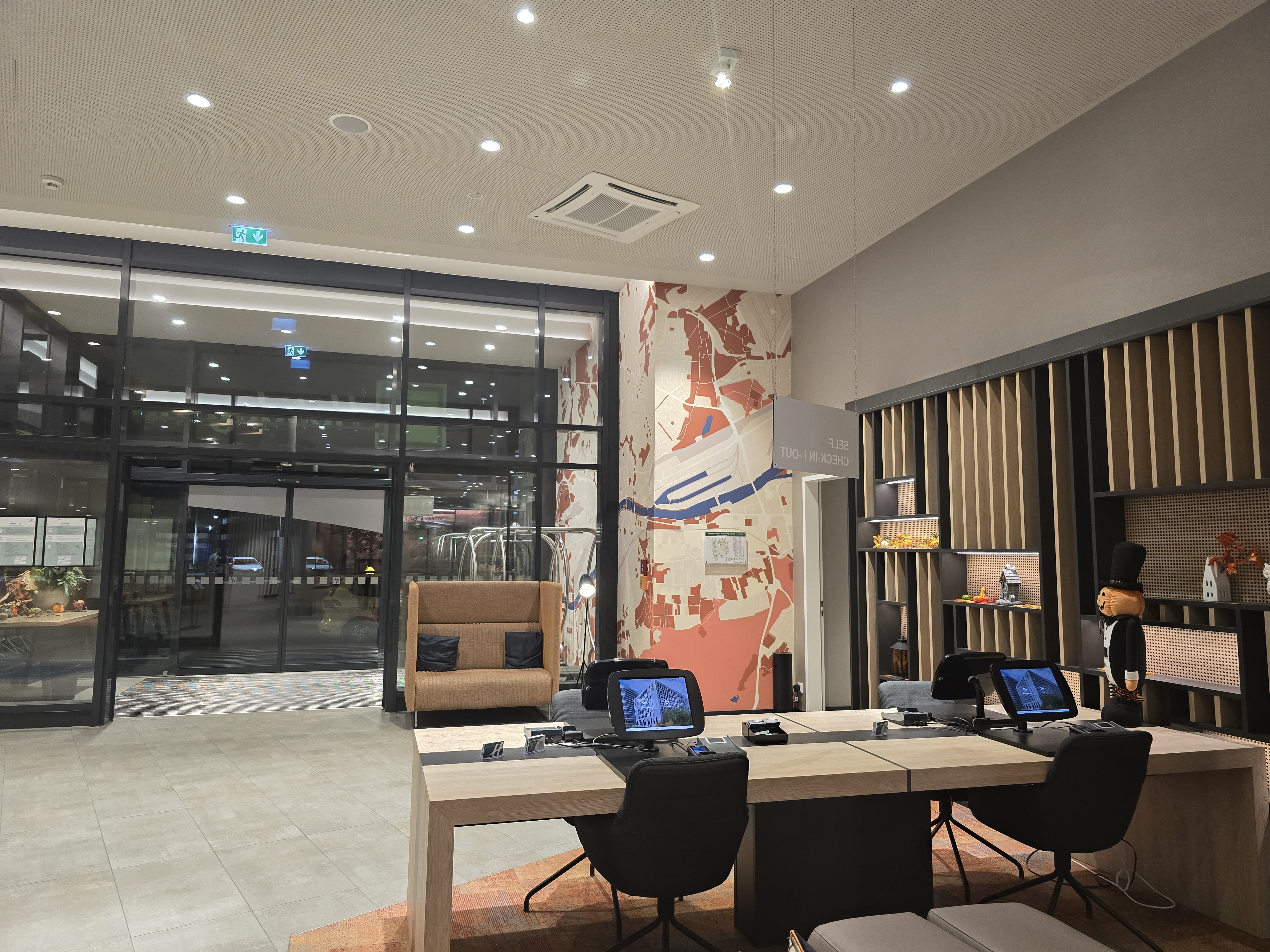 홀레데이인 호텔 에어포트 입구