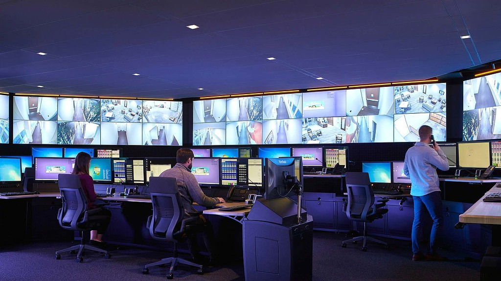 여러개의 화면을 모니터링 하는 이미지