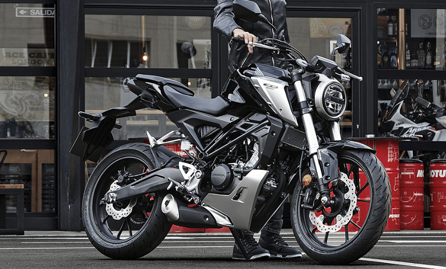 오토바이 옆에 서있는 남자