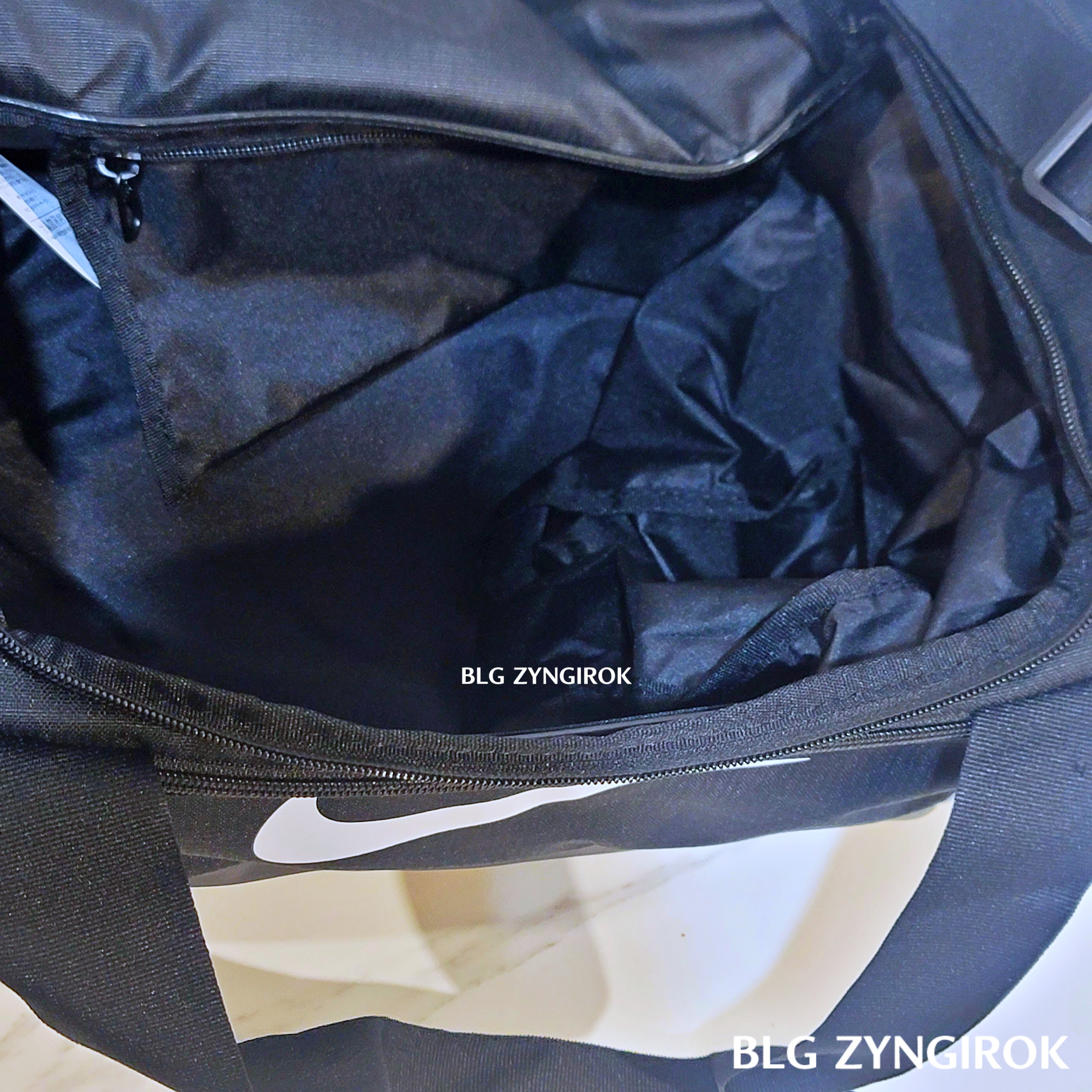 코스트코에서 구매한 나이키 스포츠 백 중앙부 주머니 모습이다.