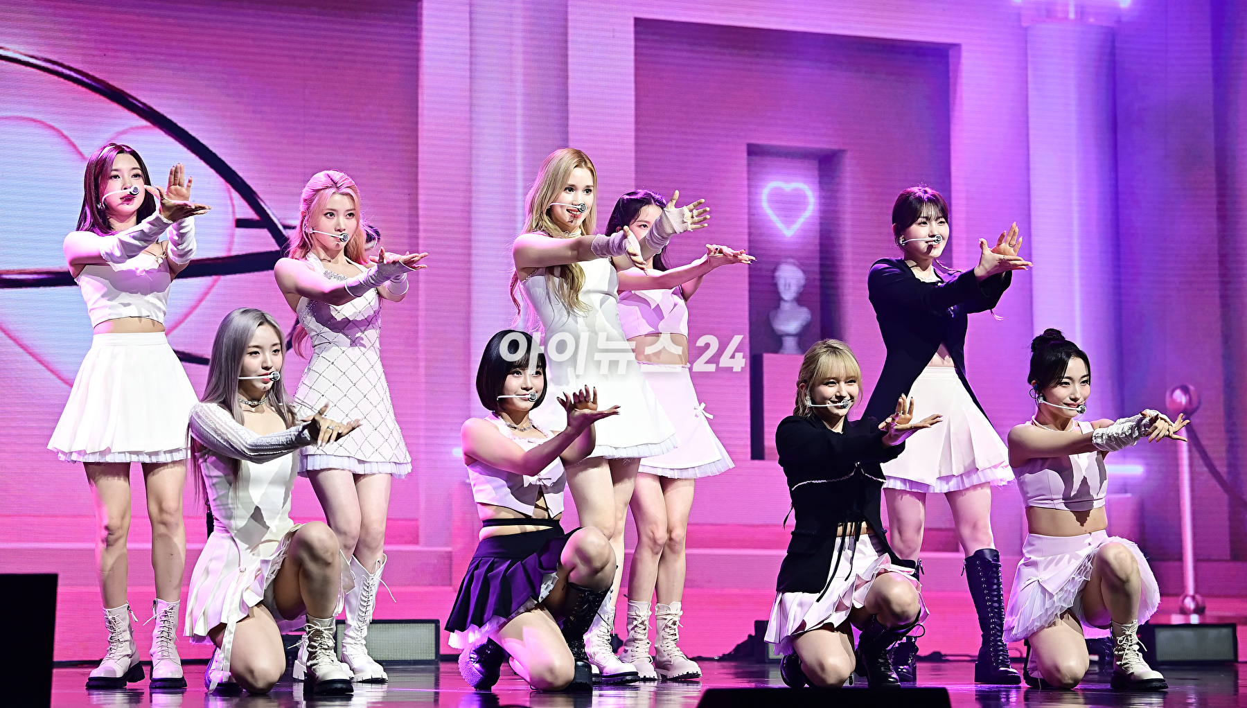 걸그룹 케플러(Kep1er)가 25일 오후 서울 광진구 예스24 라이브홀에서 열린 다섯 번째 미니앨범 &#39;Magic Hour&#39; 쇼케이스에서 무대를 선보이고 있다. [사진=곽영래 기자]