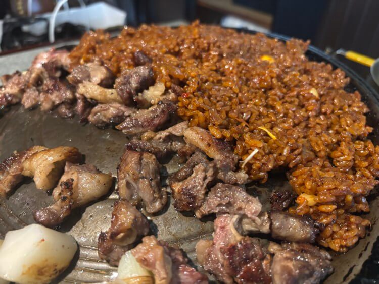 불판 위에 양파볶음밥과 고기