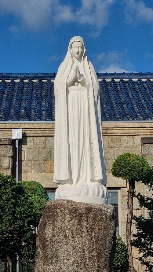 홍천성당의 주보성인, 원죄없이 잉태되신 성모님입니다.