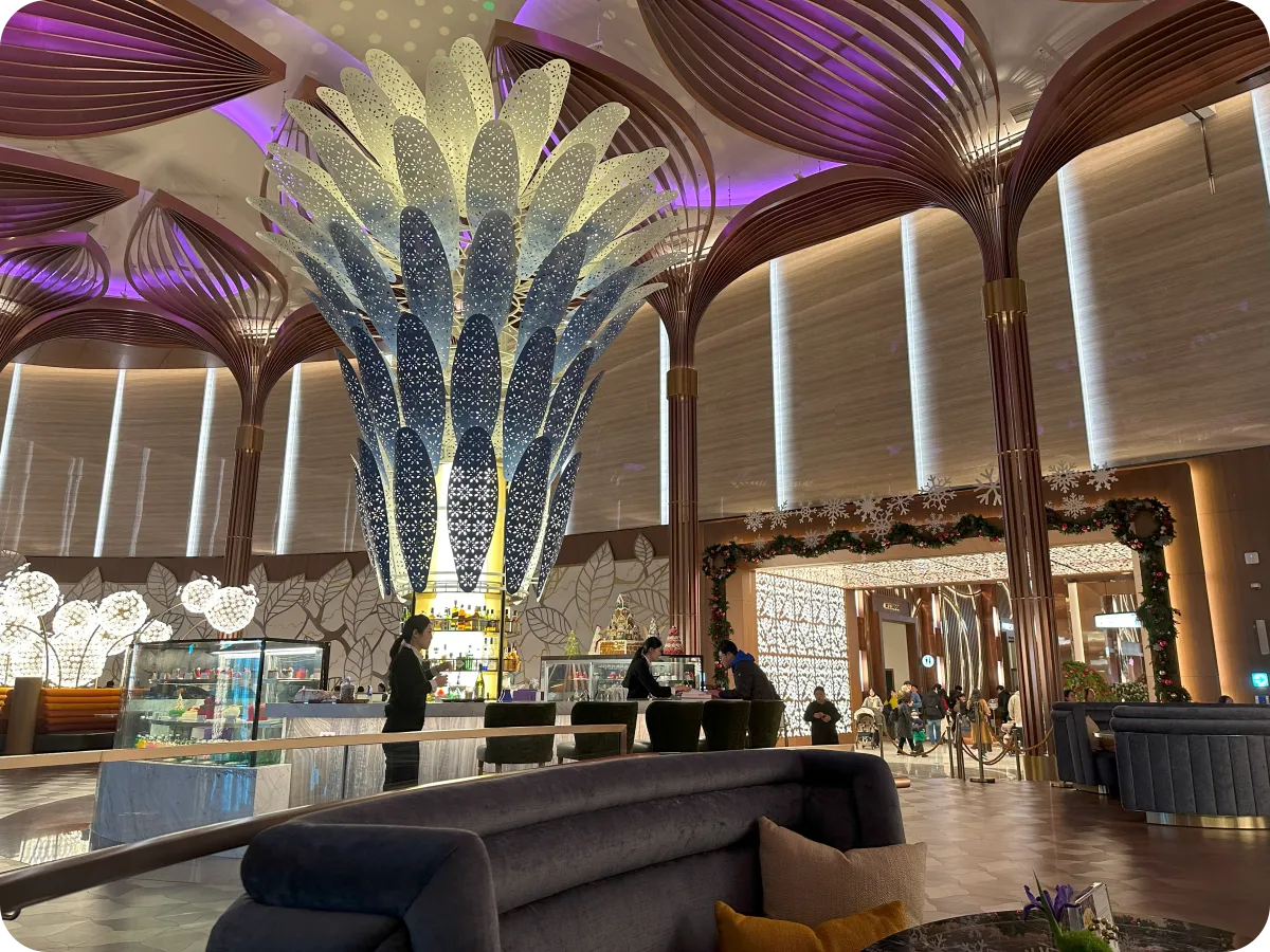 야자수 모양의 조명탑