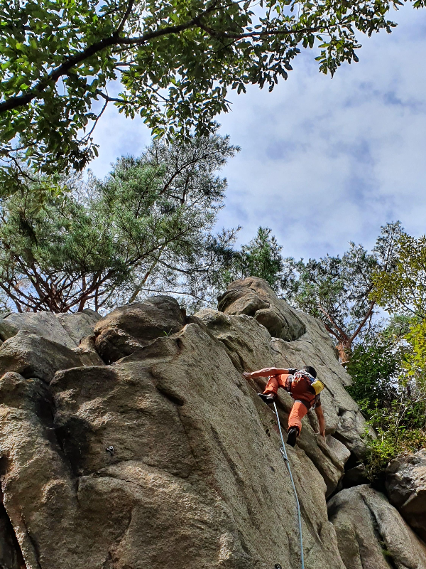 등반자 완료시점까지 빌레이어는 눈을 떼지 않아야 합니다.