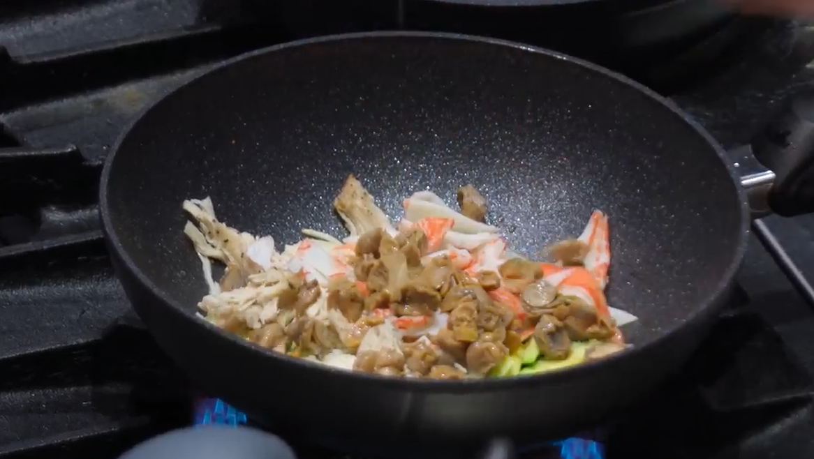 게맛살과-닭가슴살&amp;#44;-그리고-골뱅이를-프라이팬에-볶는다