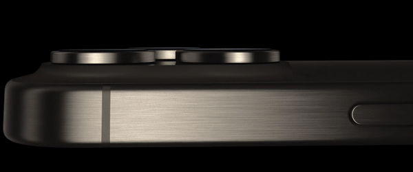 티타늄으로 마감함 아이폰 15 프로의 모습