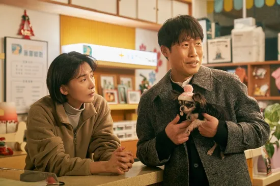 동물에게 마음을 열기 시작하는 민상(유해진)