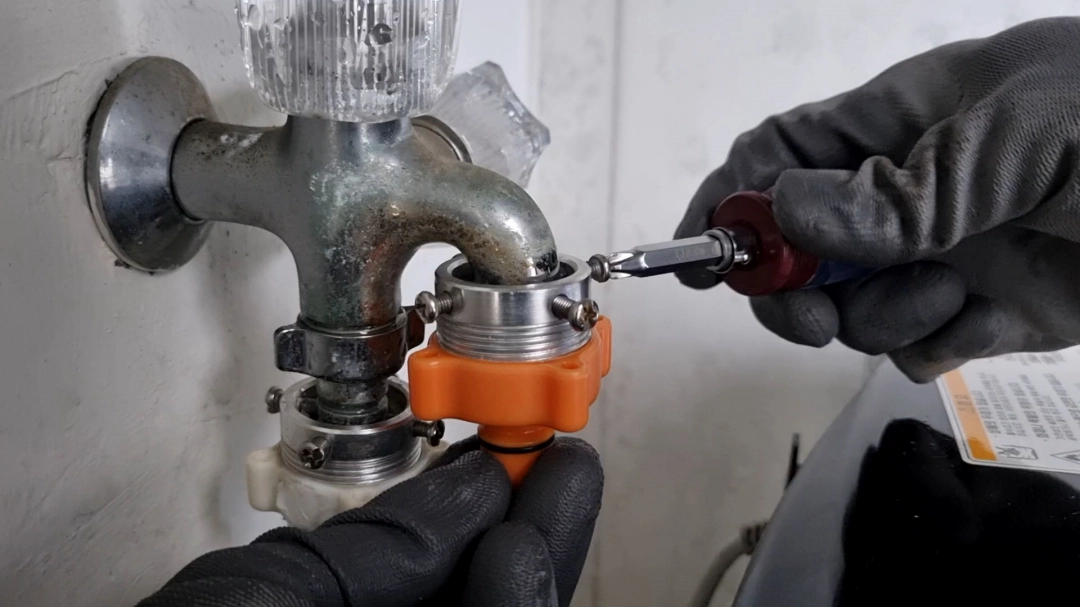 세탁기 호스 연결 부품 고정 모습