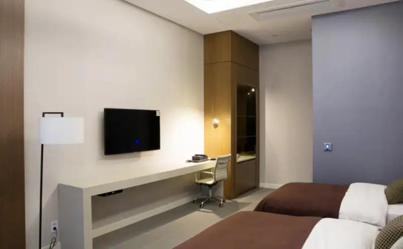 메이트호텔-객실내부-책상