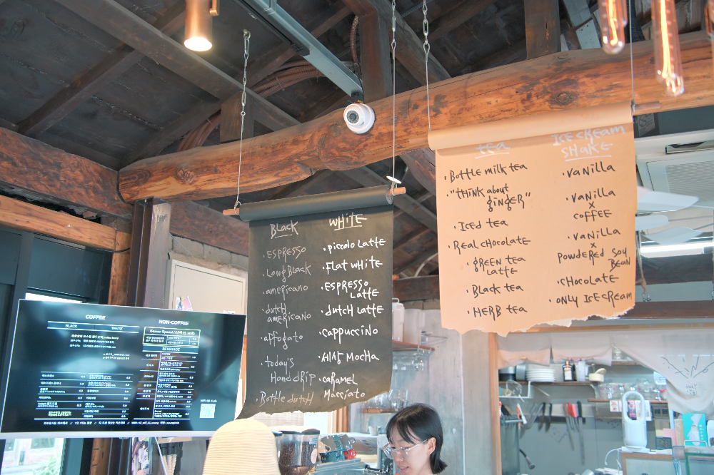 커피, 라테, 밀크티, 에이드, 슬러시, 셰이크 그리고 차(tea) 등 다양한 음료 메뉴