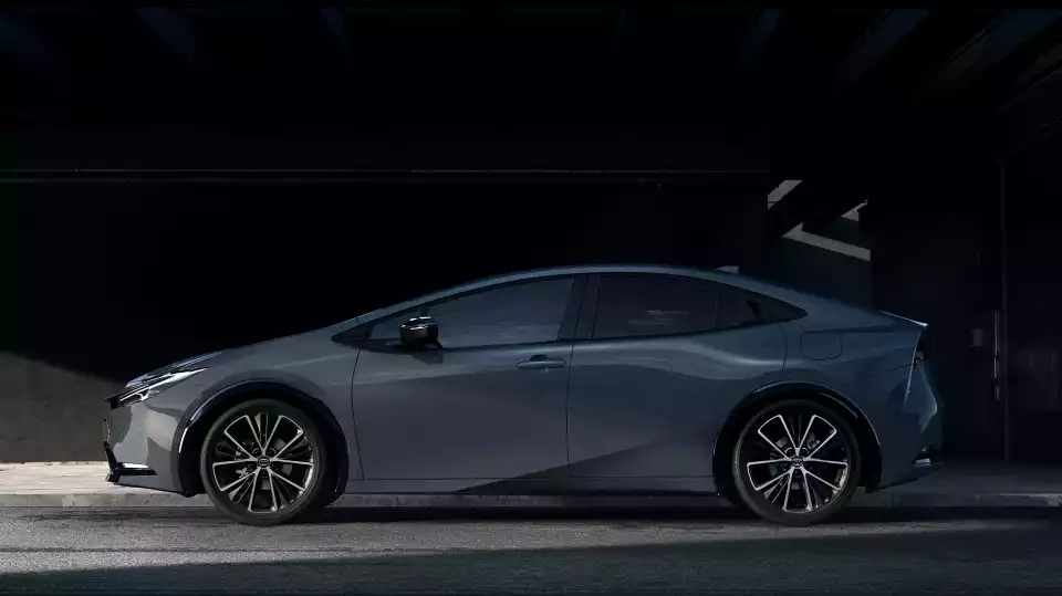 토요타 프리우스 옆모습입니다.