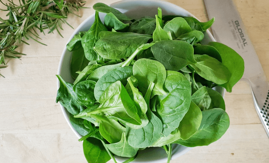 칼륨이 많은 음식 시금치가 그릇에 담겨 있다