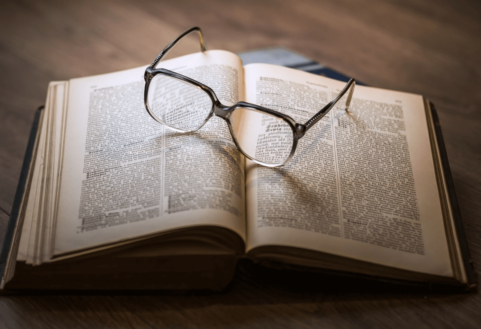책-위에-있는-안경