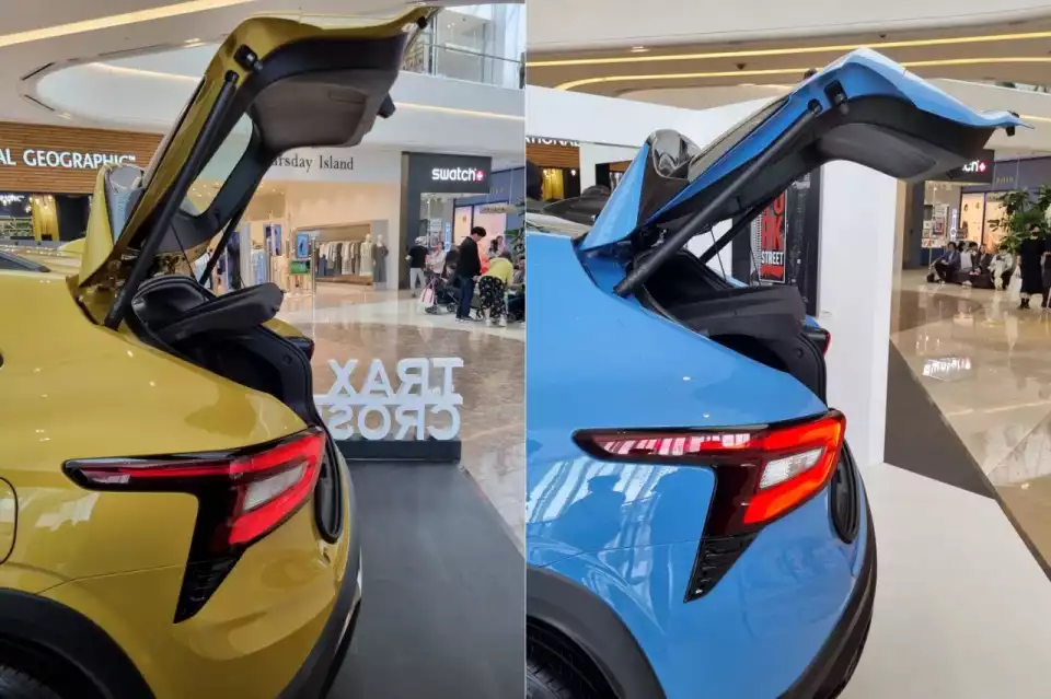 위로 활짝 열린 테일게이트(좌)와 4분의 3지점까지만 열린 테일게이트(우)를 비교했습니다.