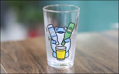 캐릭터 그림이 있는 유리잔