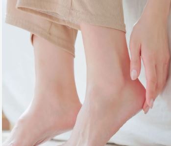 발뒤꿈치에 손을 올리고있는 사진