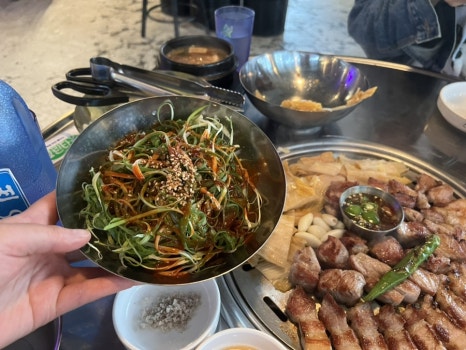 기장 삼겹살 맛집 부산댁의 파채무침과 된장찌개, 고기와 잘 어울리는 반찬 구성