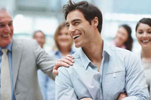 동료들의 응원을 받는 남자