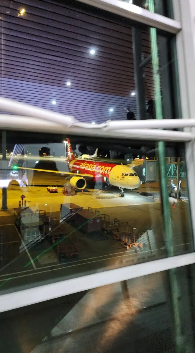 코타키나발루-공항-창밖으로 비행기가-보이는-사진