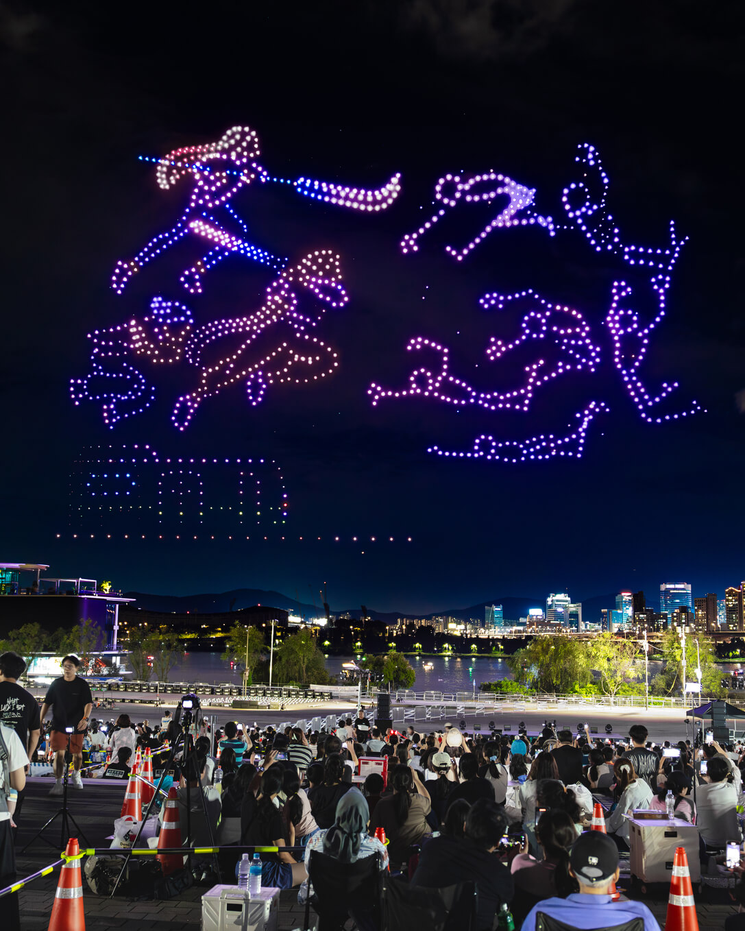한강 드론라이트쇼 &lsquo;케이팝데몬헌터스 in Seoul&rsquo; 11월 15일 앵콜! &amp;#39;케데헌 드론쇼&amp;#39; 여의도 하늘을 밝히다