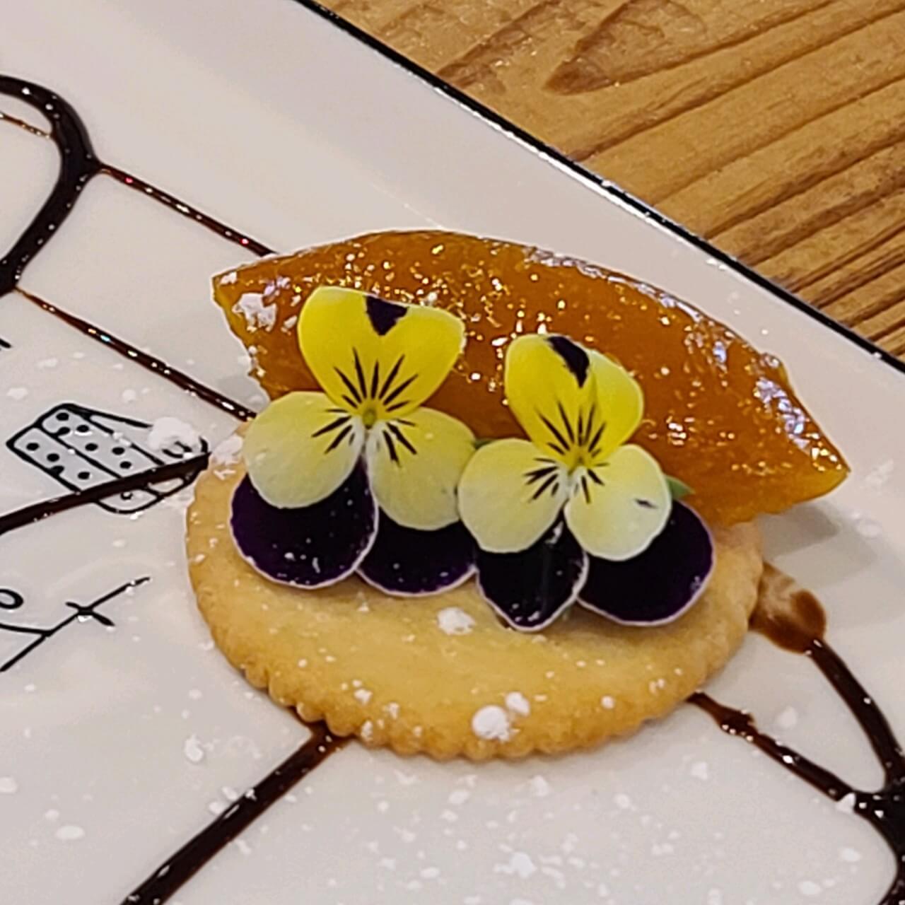 6시 내고향 충남 청양의 식용 꽃 카페 꽃이 머무는 자리 (꽃차, 꽃비빔밥, 꽃김밥 맛집)