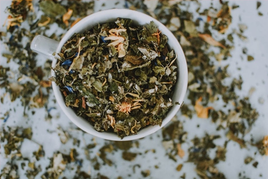 컵에-담긴-녹찻잎