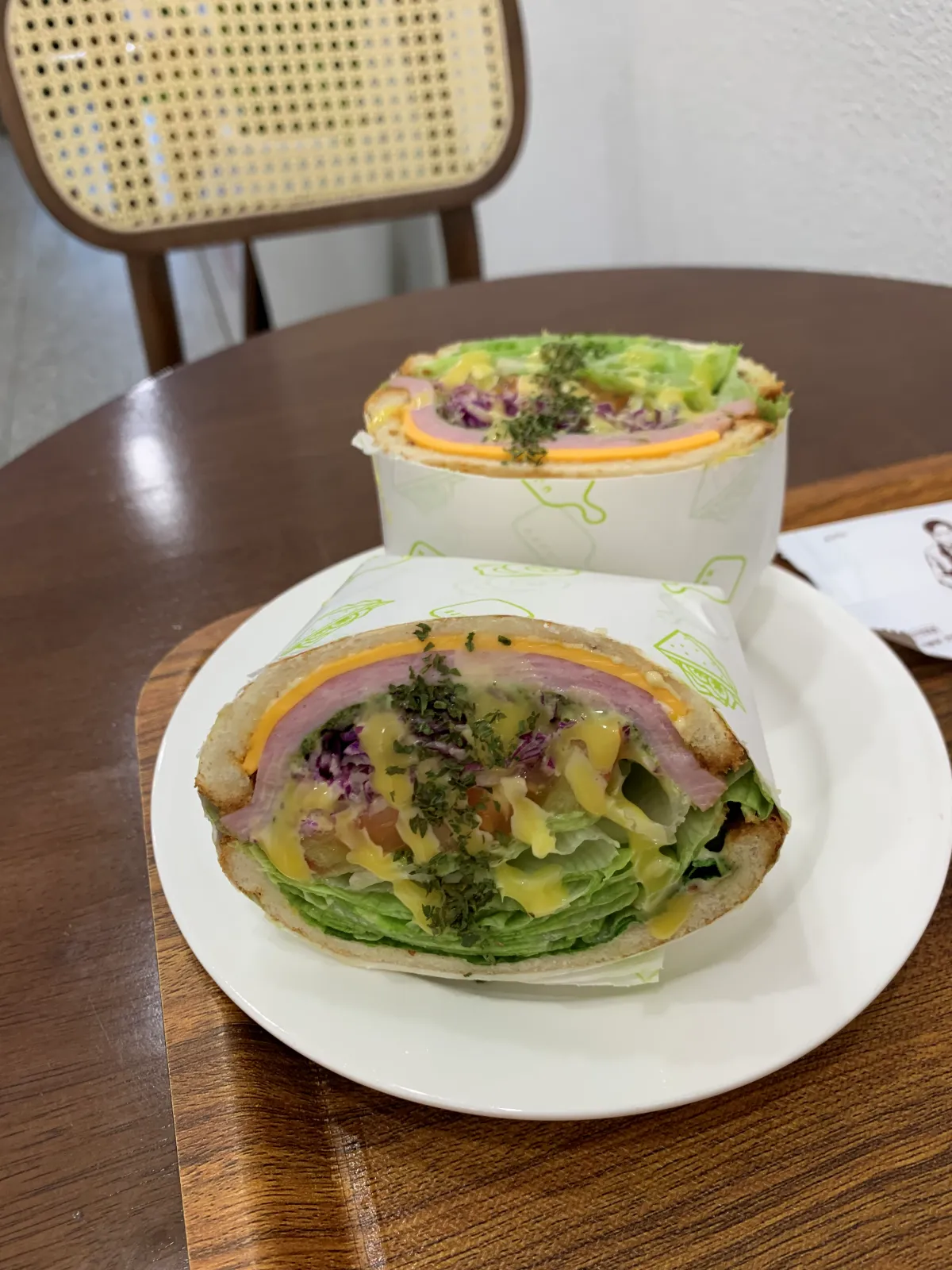 나무테이블위-바질-샌드위치