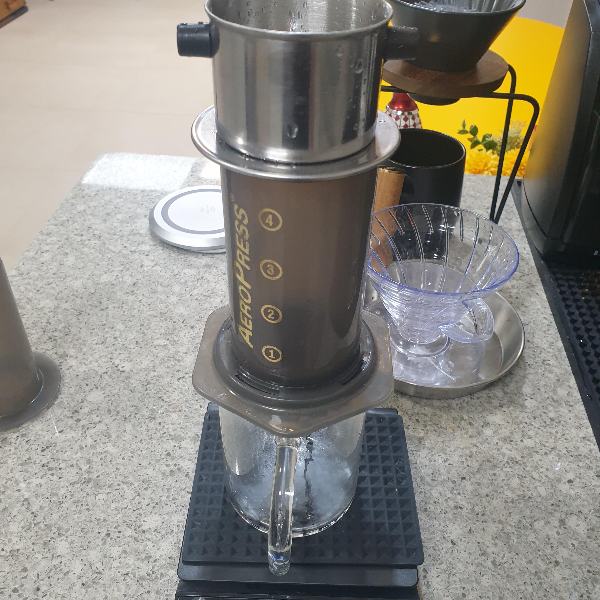 서버 위에 에어로프레스를 올리고 그 위에 베트남 핀을 놓는다.