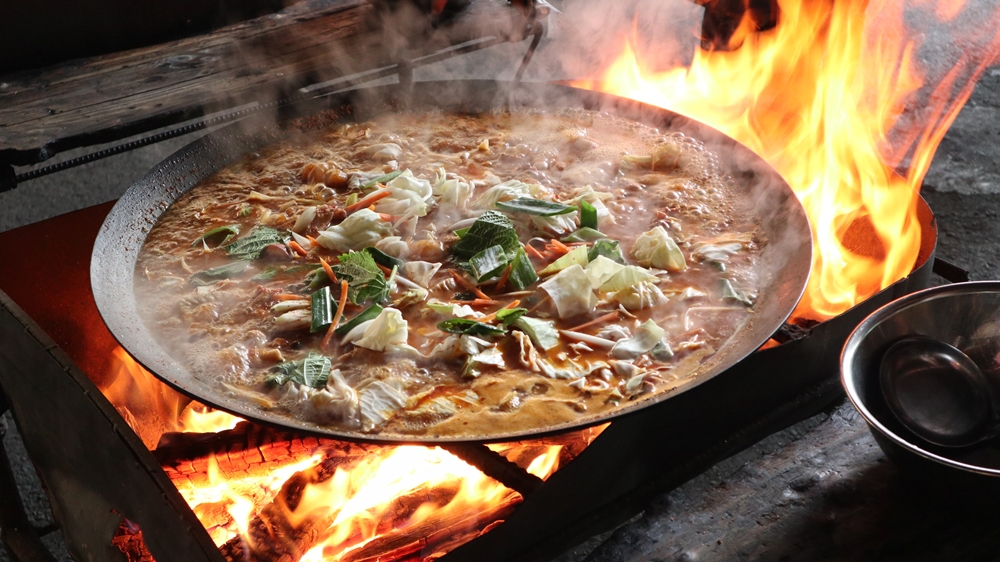 솥뚜껑닭볶음 끓고 있는 모습