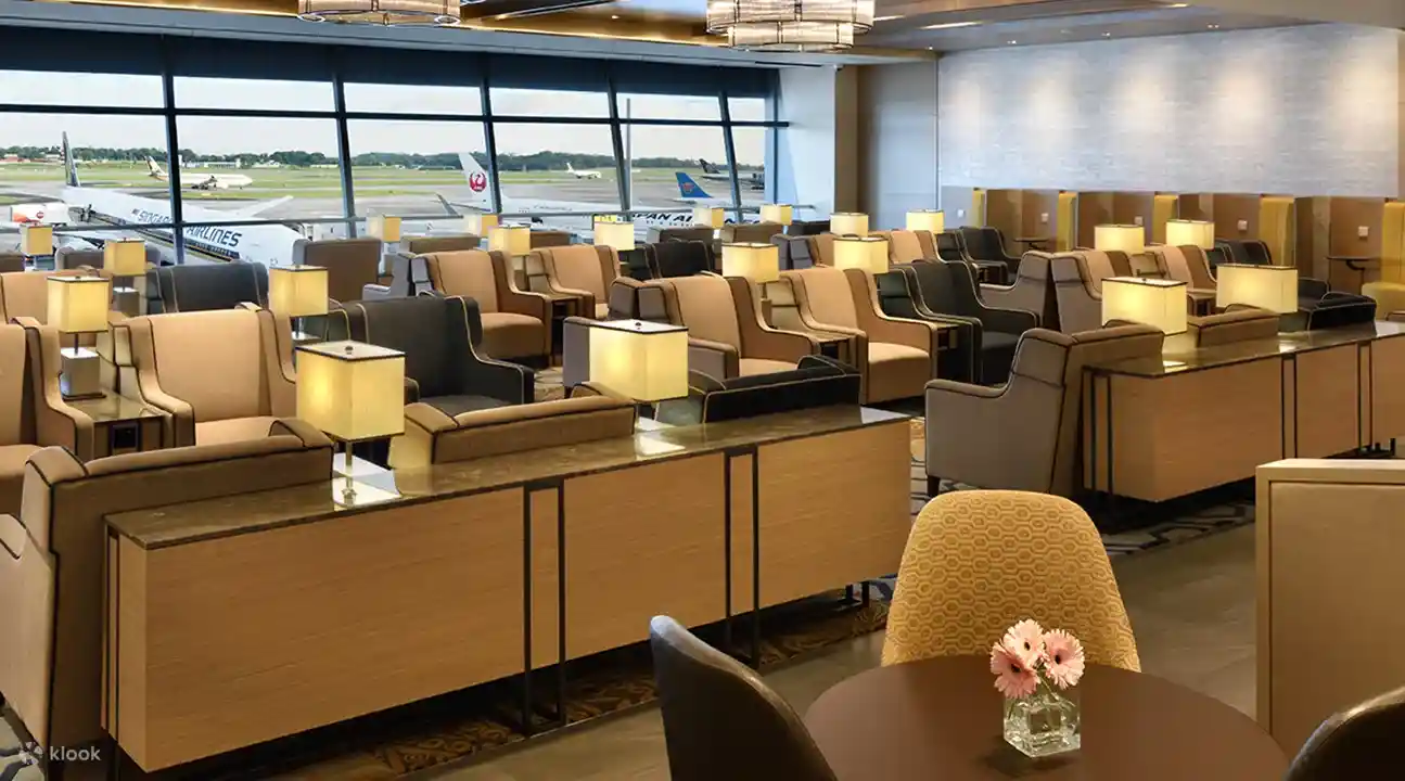 싱가포르 창이공항 라운지 예약으로 플라자 프리미엄 라운지에서 개운하게 샤워를 마치고 무제한 뷔페를 즐기며 출국을 준비하는 모습