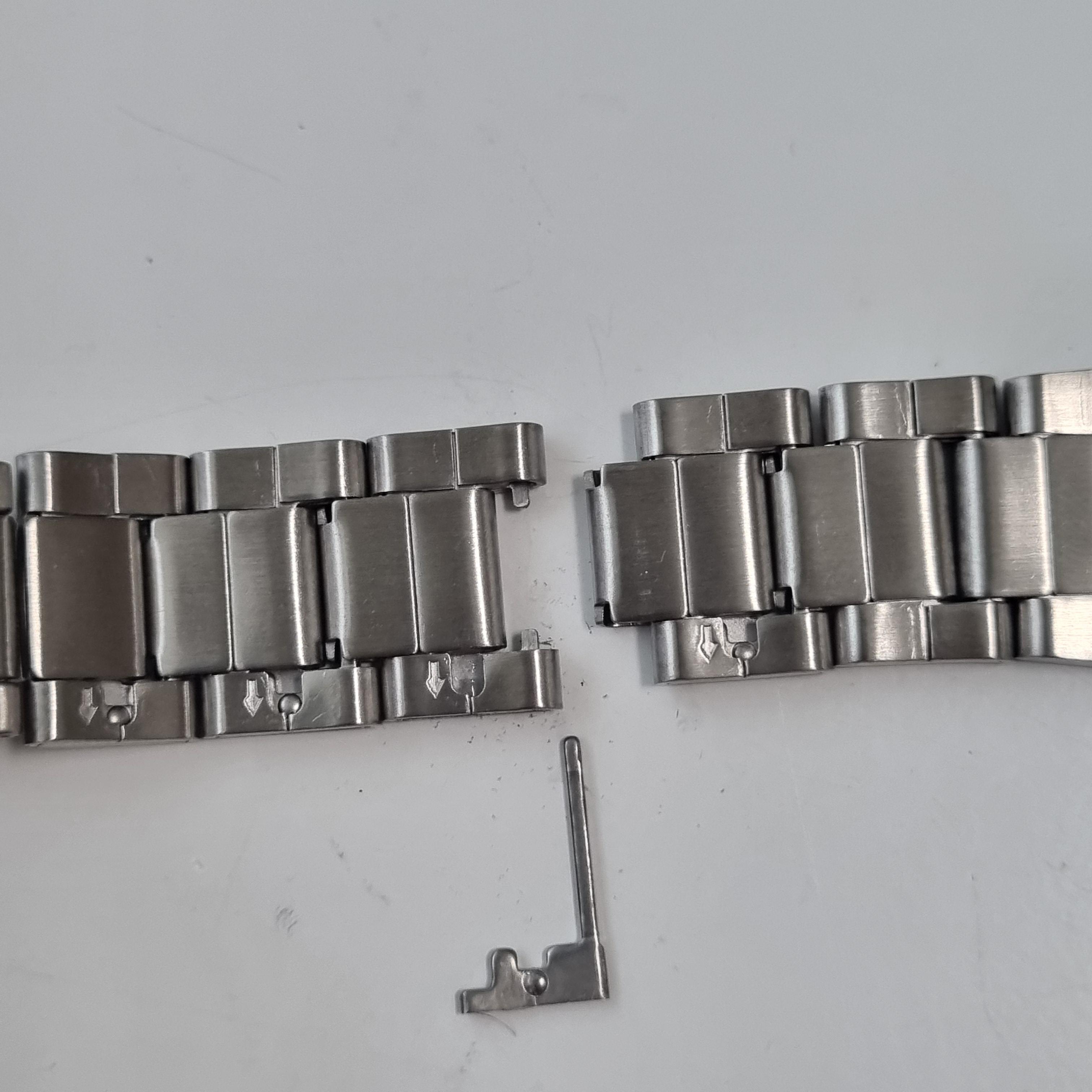 카시오 메탈 시계줄에서 심이 빠져서 시계줄이 분리된 모습