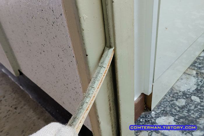 페인트 칠 된 현관문 고무 패킹